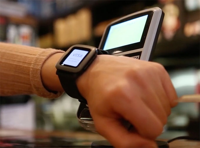A Pagaré Smartstrap making a contactless purchase